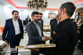 ببینید \ دیدار مشاور وزیر راه و شهرسازی در امور ایثارگران با خانواده شهید مدافع امنیت