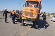 اجرای طرح کنترل اضافه تناژ و کنترل ناوگان مسافری در محور ترانزیتی زابل، زهک، هامون توسط کارشناسان حمل و نقل شهرستان زابل