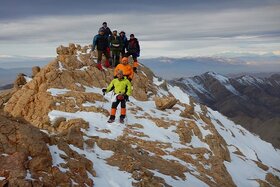 ببینید | صعود گروه کوهنوردی وزارت راه و شهر سازی به قله 4050 متری بل _ اقلید