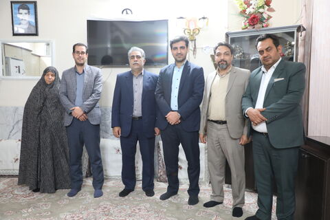 ببینید | دیدار مدیرکل راهداری و حمل و نقل جاده‌ای استان یزد با خانواده شهدا