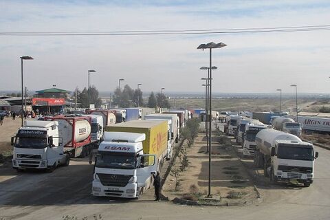 عادی شدن ترددهای مرزی بین ایران و ترکمنستان پس از ۳۲ ماه وقفه/حدود ۲۰۰ ناوگان با راننده ترکمنستانی در اینچه برون بارگیری کردند راهداری گلستان