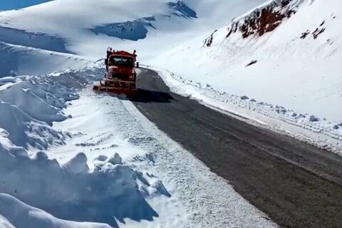 مدیرکل راهداری و حمل و نقل جاده ای لرستان گفت: با توجه به بارش برف در گردنه گله بادوش در محور الیگودرز_شول آباد ، با تلاش راهداران و برفروبی مسیر ، تردد برقرار است.