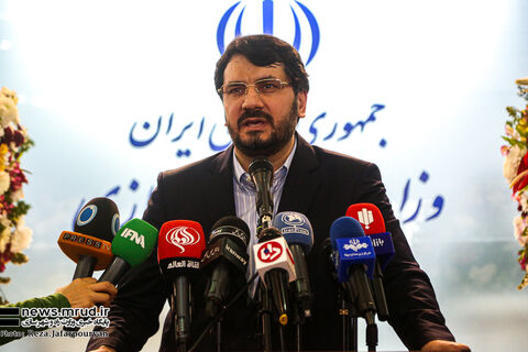 نوسازی ناوگان هوایی و افزایش کیفیت خدمات در دستور کار وزارت راه و شهرسازی است/بخش خصوصی میتواند یاری دهنده دولت و مردم باشد ببینید | بازدید وزیر راه و شهرسازی از ششمین نمایشگاه حمل و نقل ، لجستیک و صنایع وابسته (1)