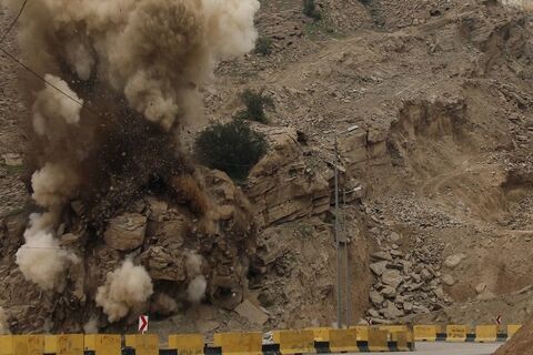 برداشتن سنگ های ۵۰ تنی از دروازه ورودی استان بوشهر و فارس