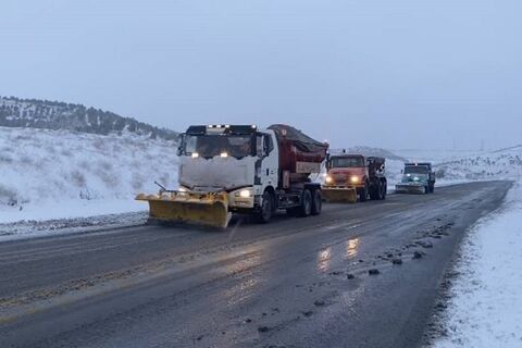 تردد در محورهای مواصلاتی اردبیل با زنجیر چرخ و تجهیزات زمستانی امکانپذیر است برف روبی محورهای استان همدان