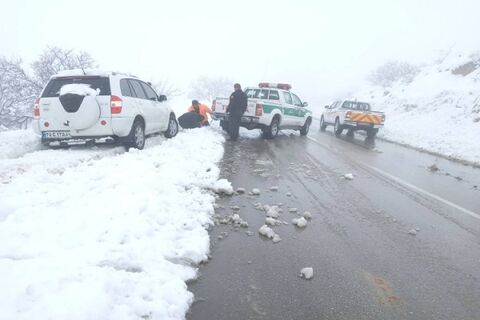 ۱۳هزار و ۵۰۰ کیلومتر ( باند)  از محورهای چهارمحال و بختیاری برف‌روبی شد /امدادرسانی را هداران به ۲۰۰ خودرو گرفتار در برف