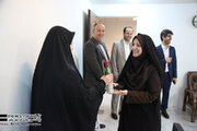 ببینید | تجلیل معاون توسعه مدیریت و منابع انسانی و مشاور امور بانوان وزارت راه و شهرسازی از بانوان این وزارتخانه