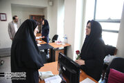 ببینید | تجلیل معاون توسعه مدیریت و منابع انسانی و مشاور امور بانوان وزارت راه و شهرسازی از بانوان این وزارتخانه