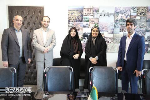 اهدای گل و لوح سپاس به بانوان ستاد وزارت راه و شهرسازی ببینید | تجلیل معاون توسعه مدیریت و منابع انسانی و مشاور امور بانوان وزارت راه و شهرسازی از بانوان این وزارتخانه