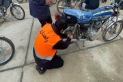 ارائه تجهیزات ایمنی به راکبان موتور سیکلت در شهرستان کوهدشت