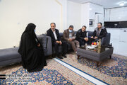 ببینید | دیدار مشاور وزیر در امور ایثارگران و معاونین وزیر راه و شهرسازی با خانواده 2 شهید