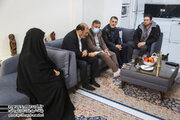 ببینید | دیدار مشاور وزیر در امور ایثارگران و معاونین وزیر راه و شهرسازی با خانواده 2 شهید