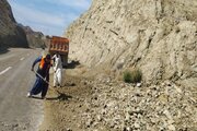 ببینید|تلاش راهداران جنوب سیستان و بلوچستان برای بازگشایی محور های مسدود شده ناشی از سیل