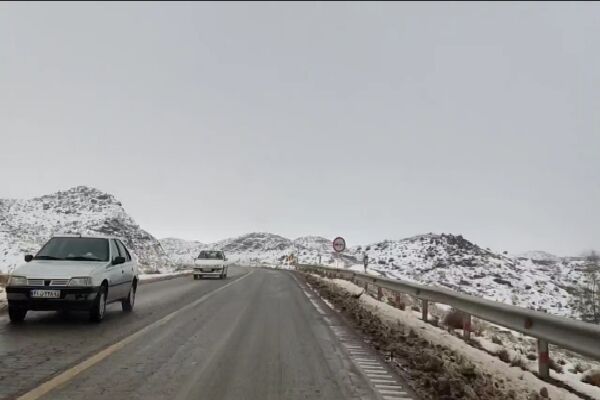 ویدیو| طبیعت سفید پوش محور مواصلاتی زاهدان، خاش و تردد ایمن کاربران جاده ای با تلاش راهداران سیستان و بلوچستان  علیرغم بارش برف شب گذشته