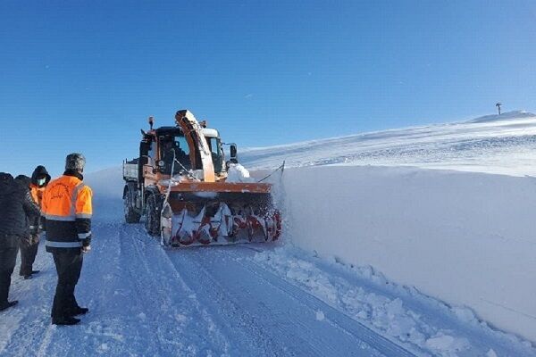 راهداران آذربایجان شرقی راه ۲۸۰ روستای برفگیر استان را بازگشایی کردند