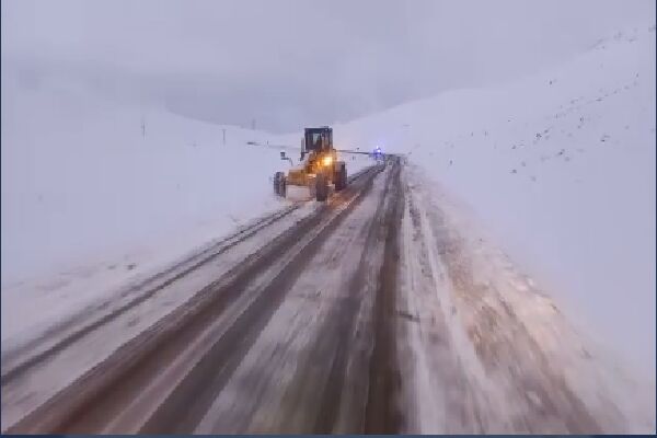 عملیات برفروبی ۴ هزار و ۵۲۰ کیلومتر از راههای استان در ۲۴ ساعت اخیر	 برفروبي محورهاي چادگان و داران و فريدونشهر