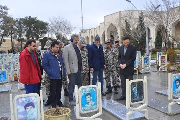تجدید میثاق با شهدای اصفهان در نخستین روز دهه فجر 