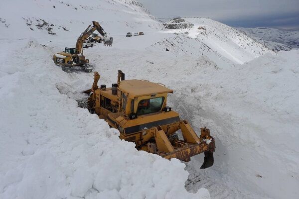 ۱۰خودروی گرفتار بهمن در الموت رهاسازی شدند سقوط بهمن
