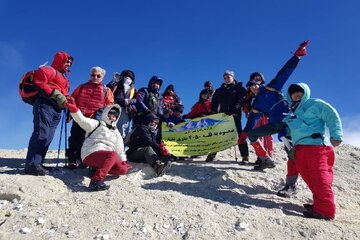صعود ۳۰ نفر از کارکنان زیر مجموعه وزارت راه و شهرسازی به قله ۴۰۵۰ متری تفتان