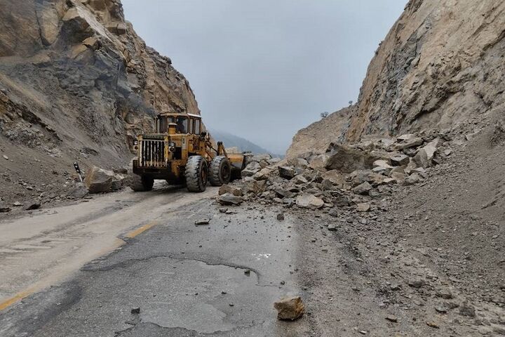 اتمام عملیات پاکسازی و ایمن سازی محور اردبیل سرچم مابین تونل ۸ و۹/تردد دراین محور روان است ریزش برداری محورهای مواصلاتی استان ایلام