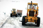 تصاویری زیبا از تلاش مستمر راهداران برای برفروبی راه روستایی وفس در شهرستان کمیجان