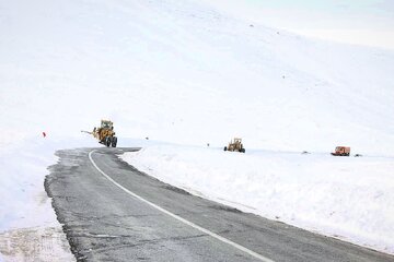 تصاویری زیبا از تلاش مستمر راهداران برای برفروبی راه روستایی وفس در شهرستان کمیجان