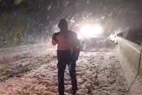ویدیو| امدادرسانی به خودروهای گرفتار برف در گردنه خونیک با حضور پلیس راه استان خراسان جنوبی