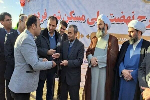 تحویل اولین قرارداد واگذاری زمین در قالب طرح قانون جوانی جمعیت در شهرستان فردوس واگذاری سه فرزندی خراسان جنوی