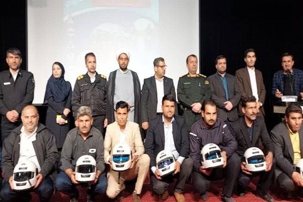 اهدای ۵۰ کلاه ایمنی به موتور سواران شوشتر خوزستان