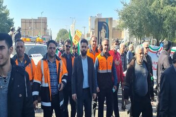 ببینید| حضور مدیرکل، معاونین و کارکنان اداره کل راهداری و حمل و نقل جاده ای خوزستان در راهپیمایی ۲۲ بهمن