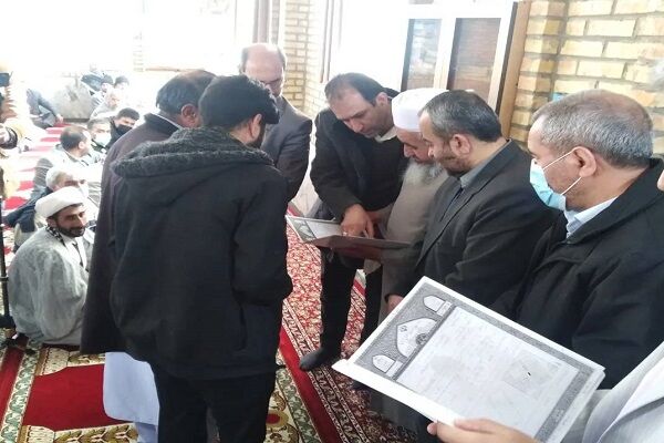 تحویل قرارداد واگذاری ۳۷۳ قطعه مسکونی معروف به اراضی لچکی در شهر اسدیه تحویل قرارداد واگذاری شهر اسدیه