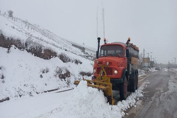 اقدام به موقع راهداران راه و شهرسازی شرق استان سمنان به منظور انجام عملیات برف روبی برف روبی