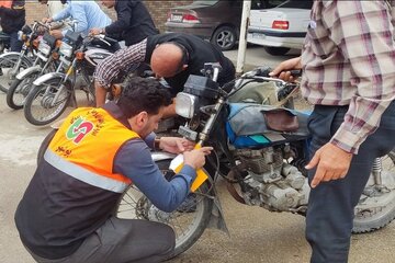 توزیع کلاه ایمنی و شبرنگ میان موتورسواران استان بوشهر