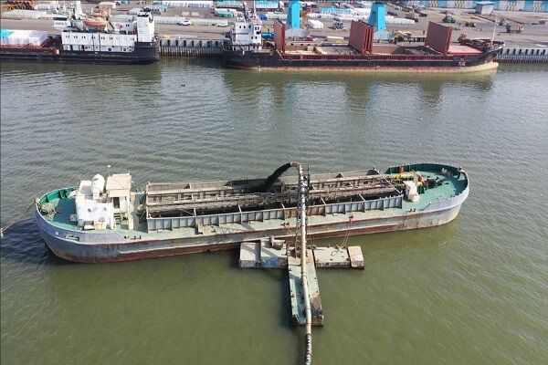 لایروبی ۷۰ هزار متر مکعب از وسعت تالاب در بلوار قدس شهرستان بندرانزلی آغاز شد لایروبی