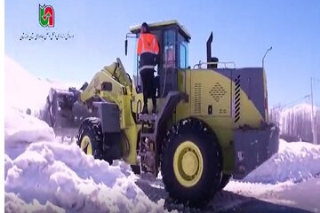 اعزام ماشین آلات و نیروهای راهداری برای انجام عملیات برف روبی در شهرستان کوهرنگ