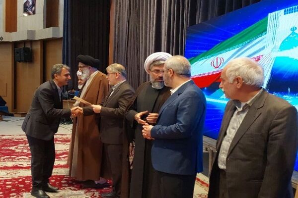 تجلیل از مدیرکل راهداری البرز بهعنوان مدیر برتر در امر توسعه و ترویج نماز تقدیر از مدیرکل راهداری البرز