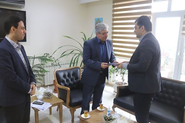 مدیرعامل آزمایشگاه فنی و مکانیک خاک از مدیرکل راه و شهرسازی استان البرز تقدیر کرد البرز-تقدیر از مدیرکل