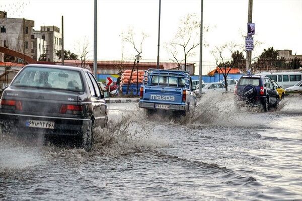 آبگرفتگی معابر و جاری شدن روانآب به دنبال تشدید بارشها آب گرفتگی معابر