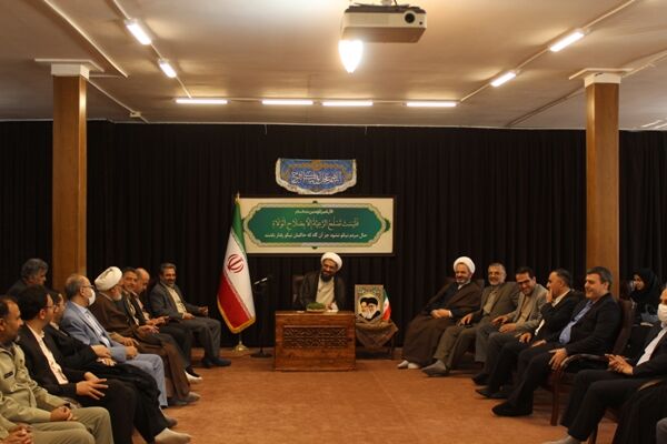 دیدار نوروزی مدیر کل به همراه جمعی از پرسنل اداره کل راه و شهرسازی استان همدان با امام جمعه همدان و نماینده ولی فقیه در استان  نماینده ولی فقیه همدان