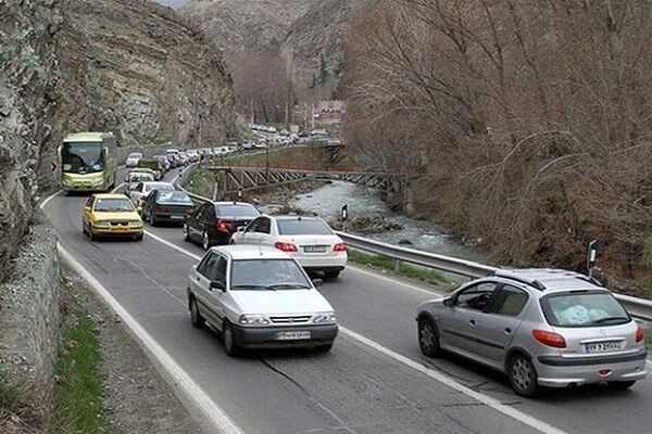 بارش باران در محورهای مواصلاتی ۵ استان  جاده چالوس