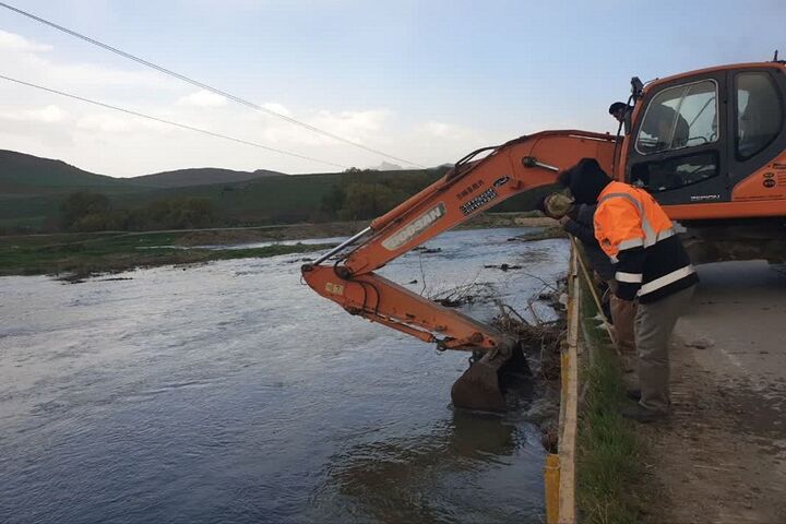 راههای مسدود شده از سیل پنج روستای مشگینشهر بازگشایی شد سیل آذربایجان غربی
