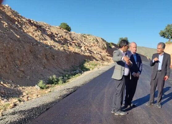 جاده چشمه چاهی- سفید خانی تا ۲ هفته دیگر زیر بار ترافیک قرار میگیرد بازدید نماینده استان ایلام از جاده چشمه چاهی- سفیدخانی.jpg