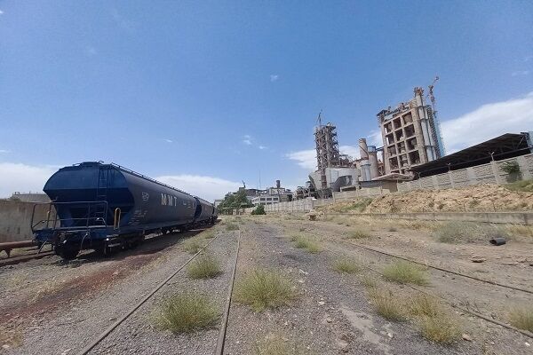 سیمان آبیک روی ریل آمد حمل ریلی قطار باری