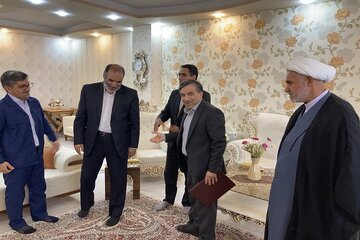 گزارش تصویری دیدار مشاور وزیر در امور ایثارگران در کرمانشاه با خانواده شهدا