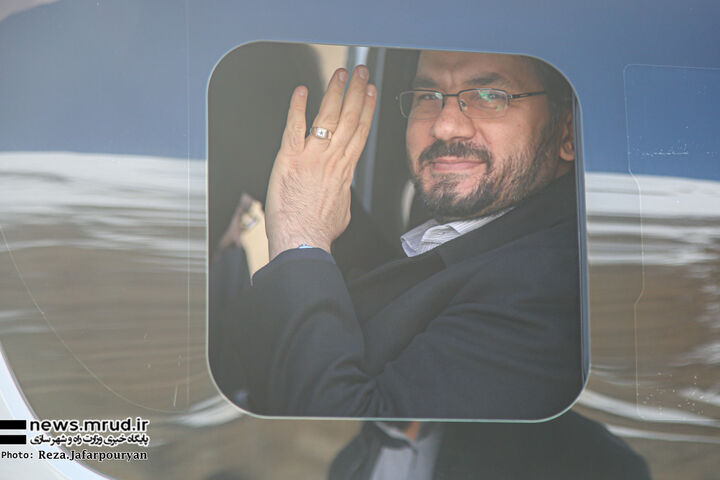 وزیر راه و شهرسازی تهران را برای شرکت در نشست بین المللی اقتصادی سن پترزبورگ ترک کرد وزیر _ مهرداد بذرپاش