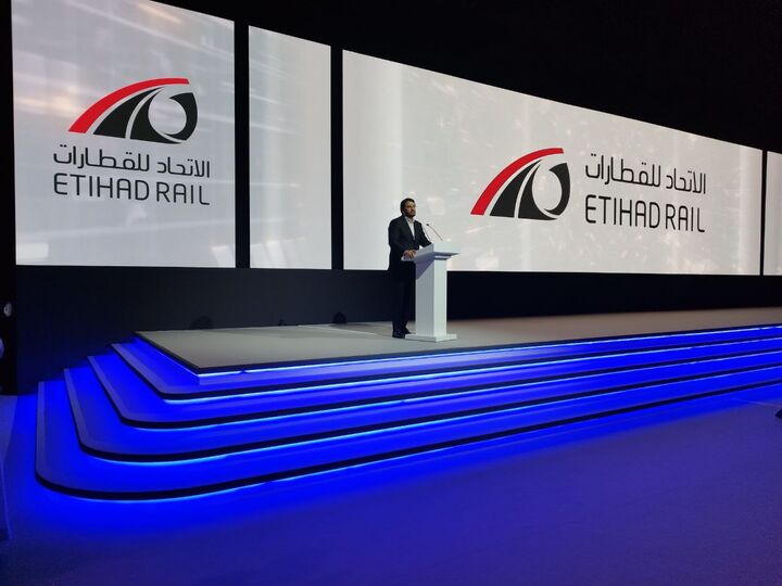 رفع موانع تجاری، بانکی و جذب سرمایه گذاران در دستور کار کمیسیون مشترک اقتصادی ایران و امارات دیدار و مذاکرات وزیر راه و شهرسازی در حاشیه نشست ریلی غرب آسیا در ابوظبی، امارات متحده عربی، 1402