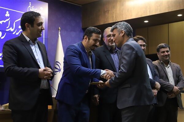 از روابط عمومی اداره کل راه و شهرسازی استان قم به عنوان روابط عمومی برتر تجلیل شد روابط عمومی برتر راه و شهرسازی قم