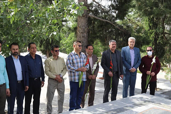 تجدید میثاق مدیرکل و کارکنان راهداری لرستان با شهدا تجدید میثاق مدیرکل و کارکنان راهداری لرستان با شهدا