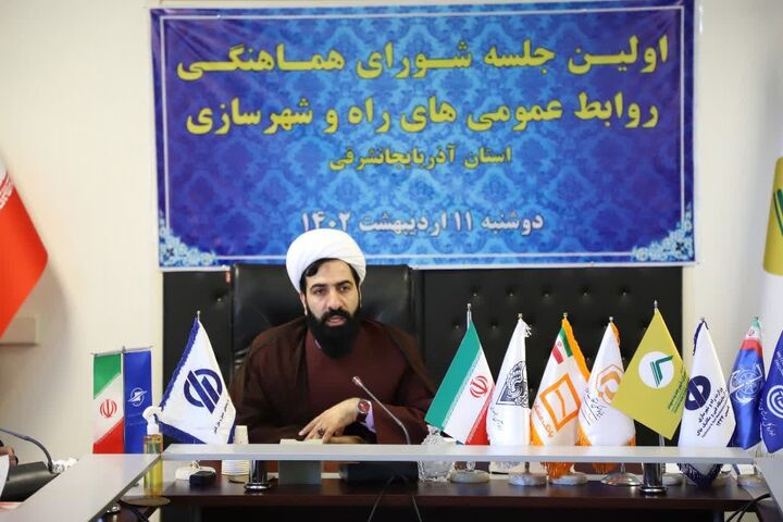 تجلیل سرپرست سازمان  ملی  زمین و مسکن وزارت راه و شهرسازی ازرئیس اداره ارتباطات و اطلاع رسانی راه و شهرسازی آذربایجان شرقی