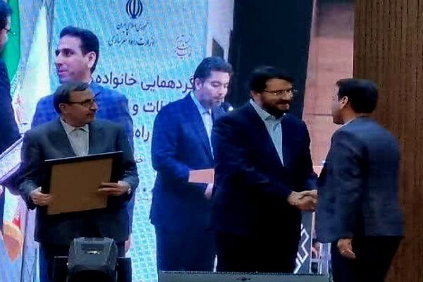 تقدیر وزیر راه و شهرسازی از روابط عمومی راه و شهرسازی استان اصفهان / کسب رتبه نخست روابط عمومی راه و شهرسازی استان اصفهان